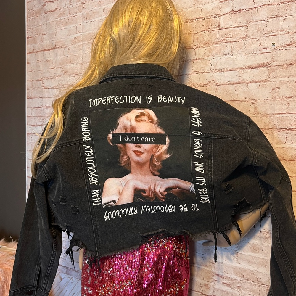 Trio Urban Marilyn Monroe distressed cropped denim jacket size M/L